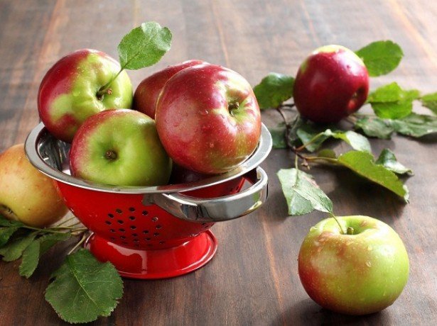 Чим корисно яблуко, що в ньому міститься, і чи можуть яблука завдати шкоди здоровю?