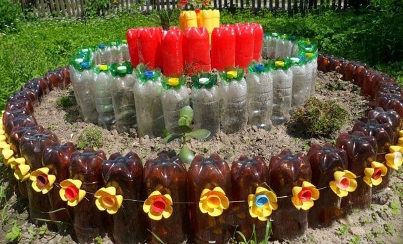 10 корисних виробів з пластикових пляшок, яким знайдеться застосування на дачі