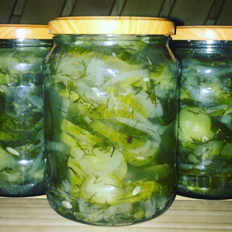 Куди подіти переросли і гіркі огірки: 5 рецептів салатів на зиму