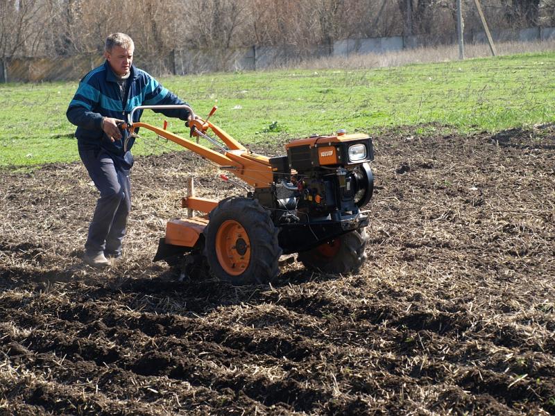 Пристосування, що полегшують посадку картоплі і догляд за ним