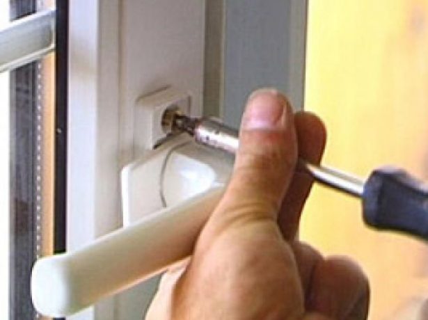 Як самостійно відрегулювати вхідні металопластикові двері