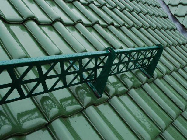 Снігозатримувачі: функціональні особливості, монтаж на дах з металочерепиці