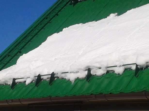 Як це працює: снігозатримувачі на дах і їх різновиди