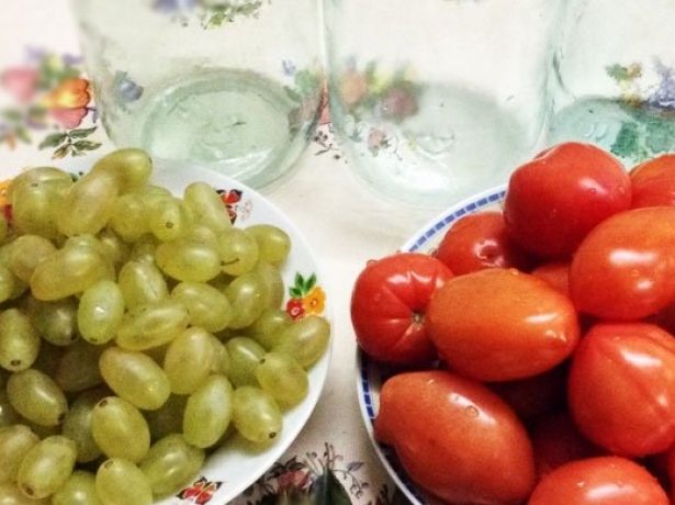 Осіння фантазія: мариновані помідори з виноградом на зиму