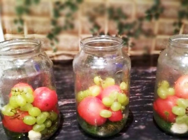 Осіння фантазія: мариновані помідори з виноградом на зиму