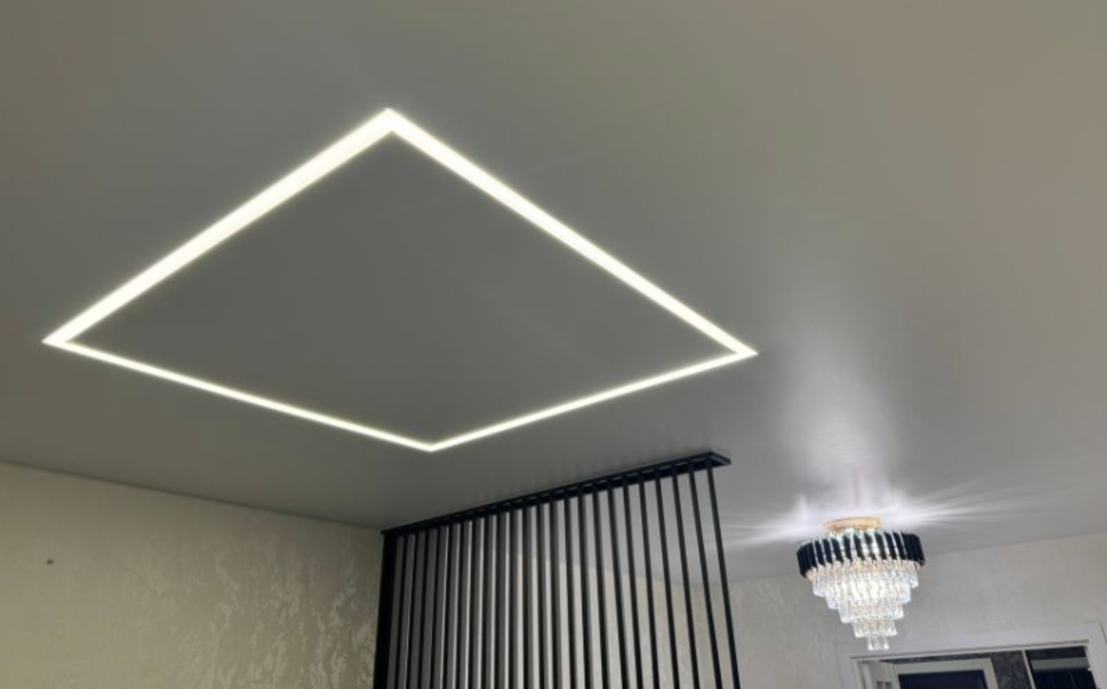 світлові лінії на натяжній стелі