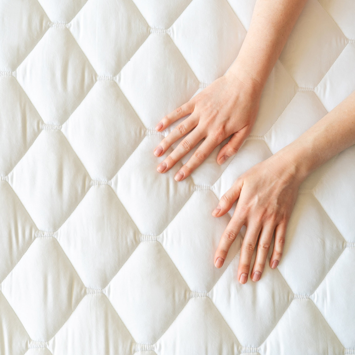 безпружинний матрац ортопедичний в інтер'єрі спальні