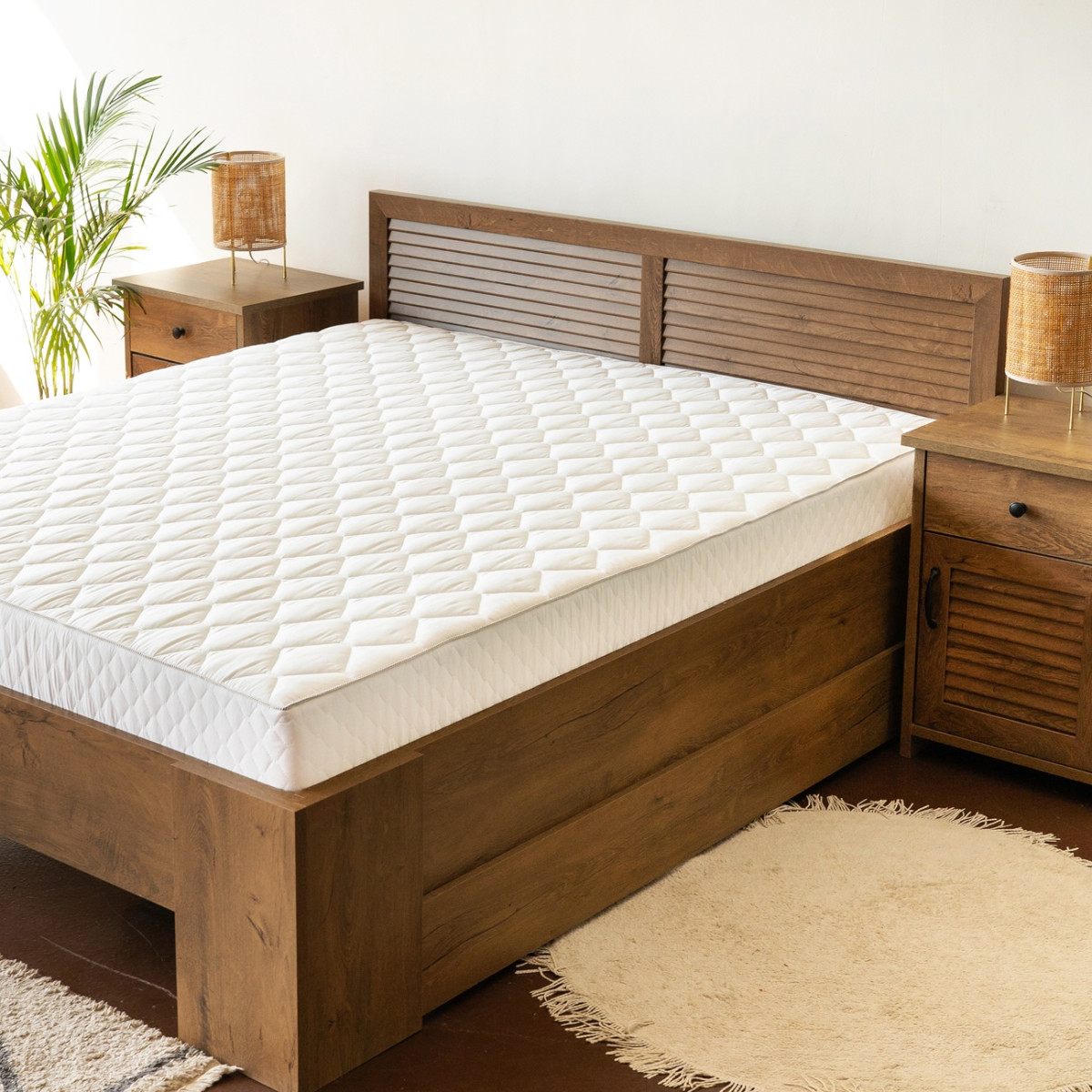 безпружинний матрац на ліжку в спальні