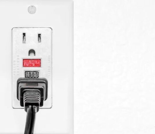 Як розетки GFCI рятують життя: розуміння різниці між запобіжниками та захистом від ураження електричним струмом