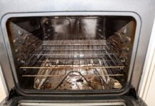 Por qué las pastillas para lavavajillas son la mejor herramienta para limpiar hornos sucios